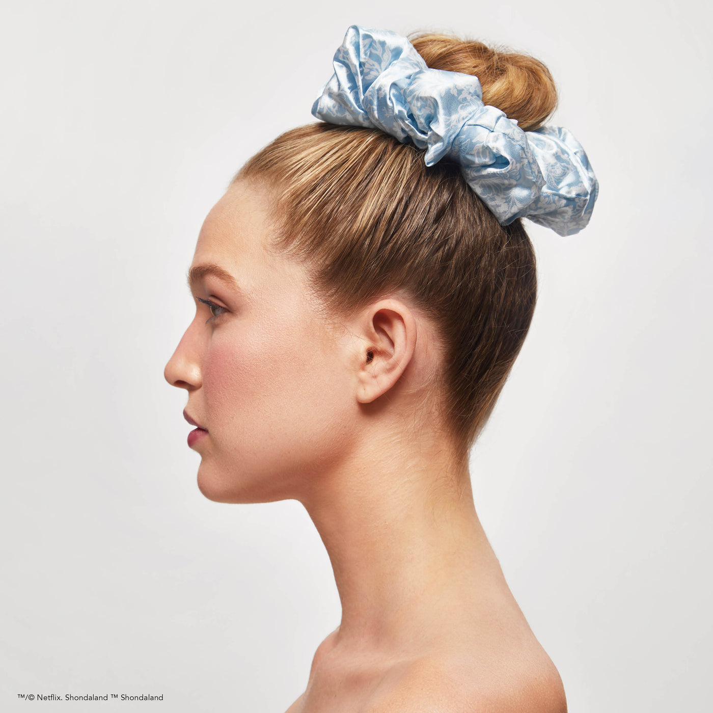 Kitsch x Bridgerton Satin Kudde Scrunchies - Toile De Blue