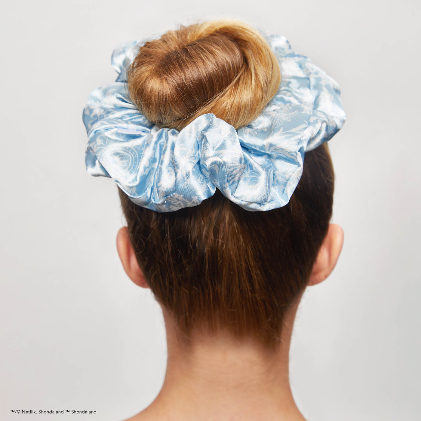 Kitsch x Bridgerton Satin Kudde Scrunchies - Toile De Blue