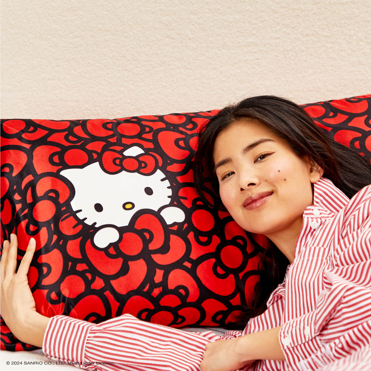 Kitsch x Hello Kitty Satin Pillowcase - Hello Kitty badar i ett hav av rosetter