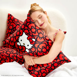 Hello Kitty x Kitsch Satin Pillowcase - Hello Kitty badar i ett hav av rosetter